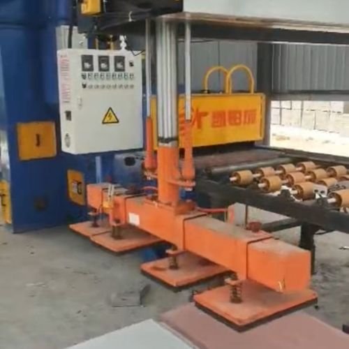 Vacuum lifting machine for shot blasting